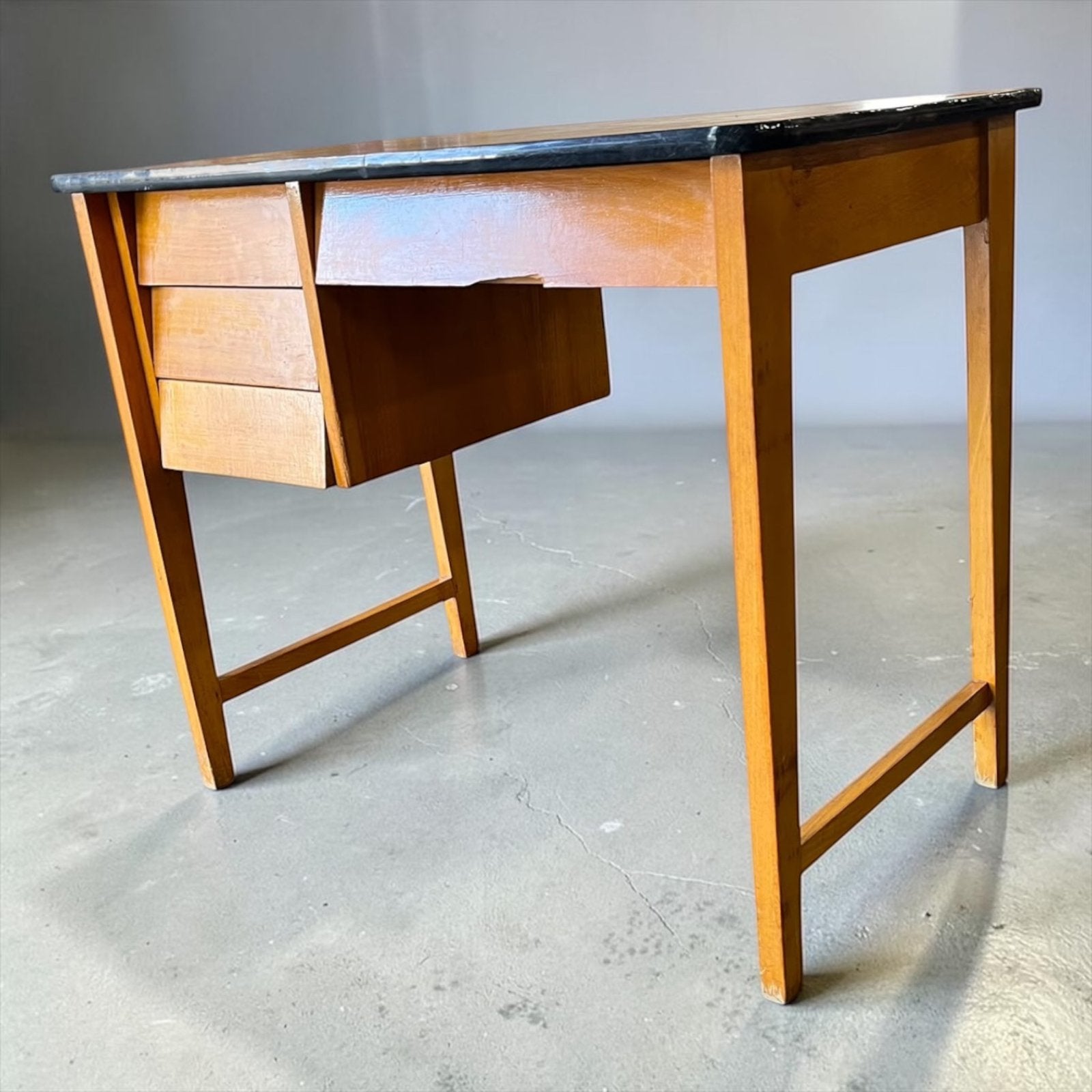 Vintage houten bureau met 3 laden | Retro design jaren 60, Zwart, Gebruikt, Hout, Secretaire
