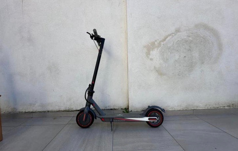 Trotinette electric elle marche plus.Elle est equipe chargeu, Enlèvement, Comme neuf