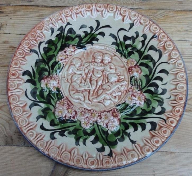 Zeer groot aardewerk wandbord, engelen met instrumenten, Antiek en Kunst, Ophalen of Verzenden