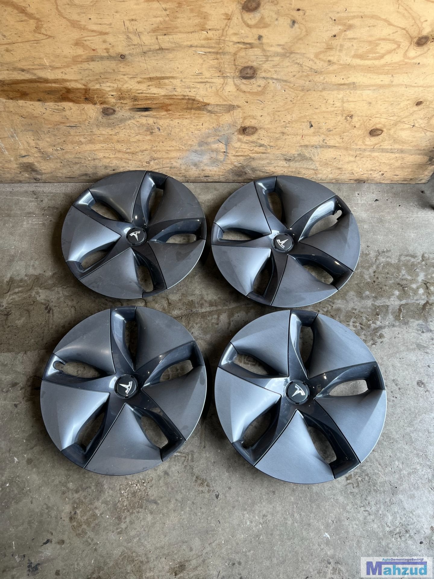TESLA MODEL 3 18 POUCES Roues 2017+, Tesla, Inc., Utilisé, Info@tesla.com, Tesla Road 1
78725  Austin