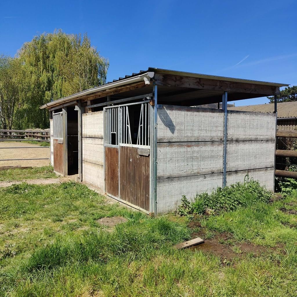 Grote dubbele paardenstal, Dieren en Toebehoren, Stalling, 2 of 3 paarden of pony's