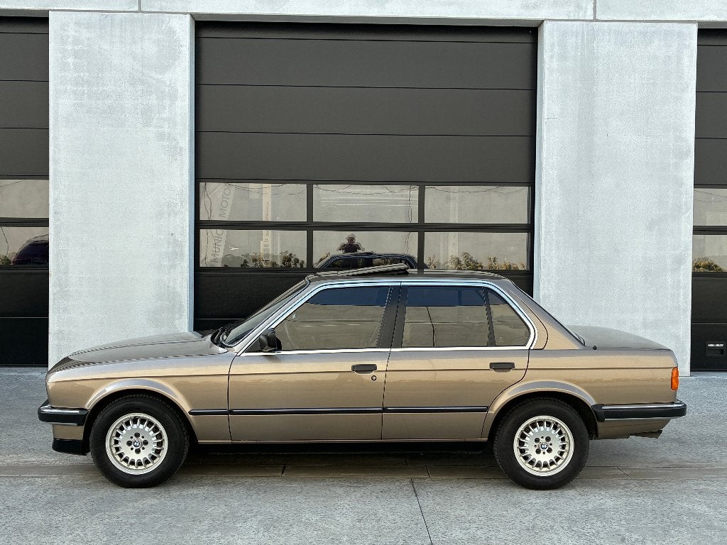 BMW 325e Automaat | E30 Berline | Prachtige Originele Staat, Automaat, 4 deurs, Beige, Verwarmde buitenspiegels