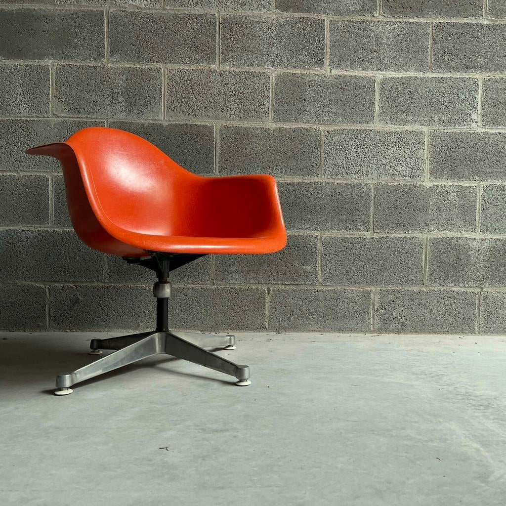 Eames Herman Miller - Contract - Fiberglass Red Orange, Ophalen, Gebruikt