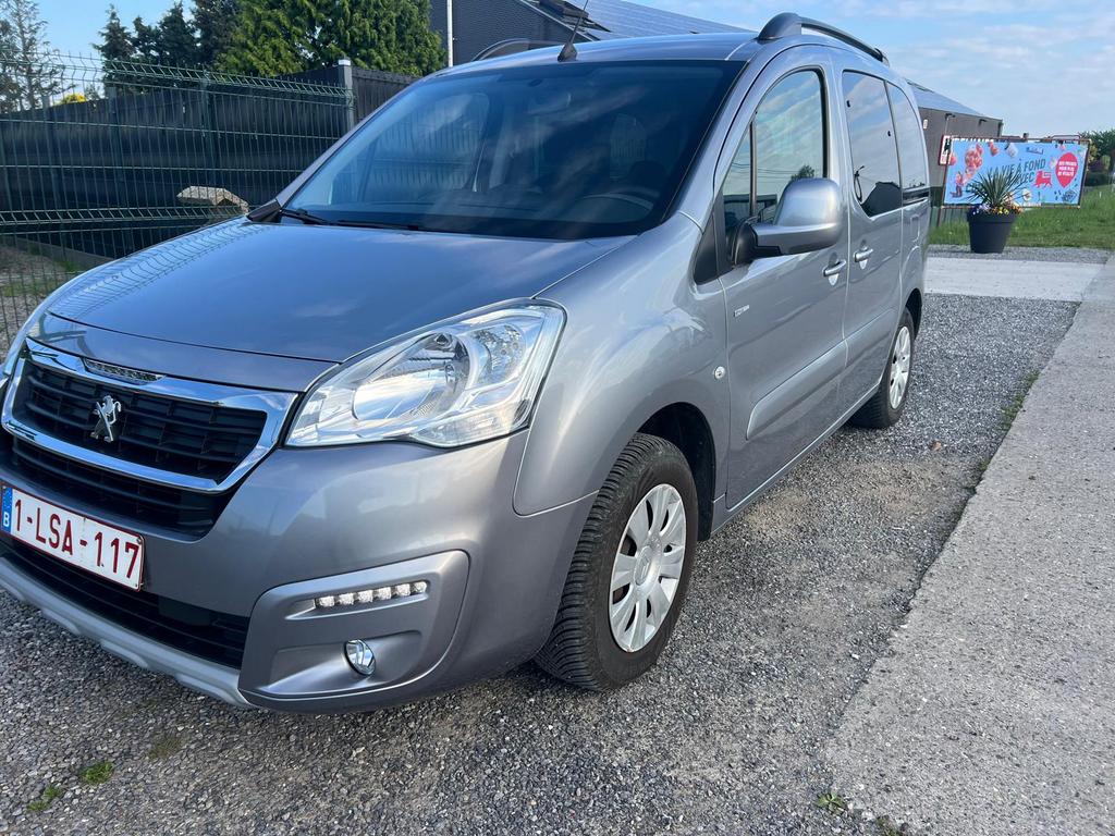 Peugeot partner tepee 1.2 benzine NIEUWE MOTOR, Voorwielaandrijving, Stof, 1199 cc, Navigatiesysteem