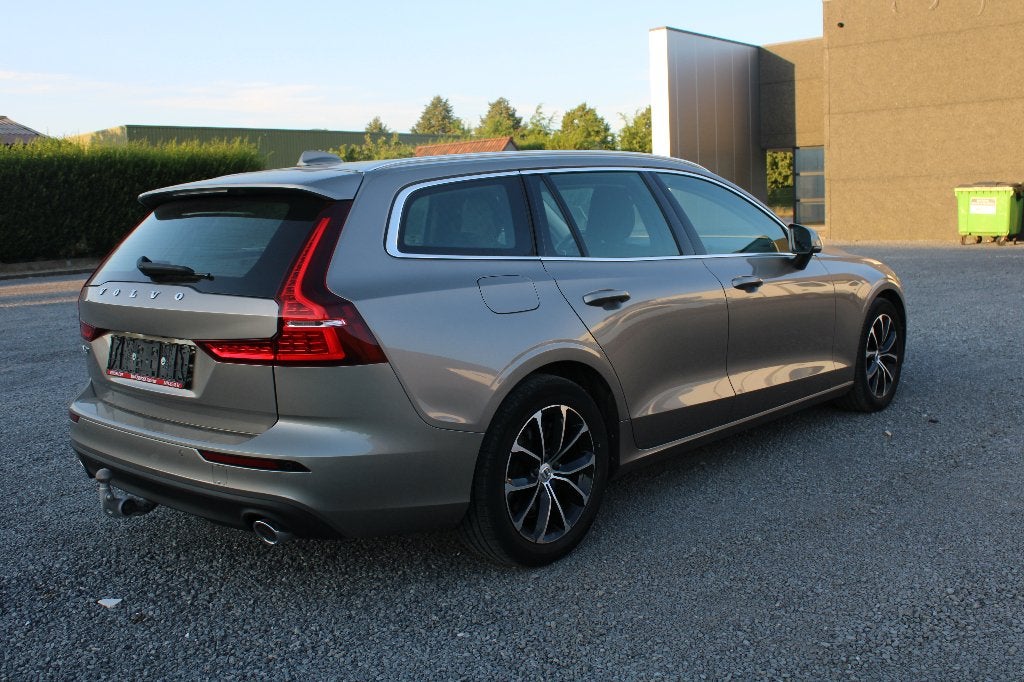 VOLVO V60 2.0 B3 MHEV *HEEL PROPER* NAVI CAMERA TREKHAAK CR, Autos, Volvo, Argent ou Gris, Euro 6, Entreprise, Noir