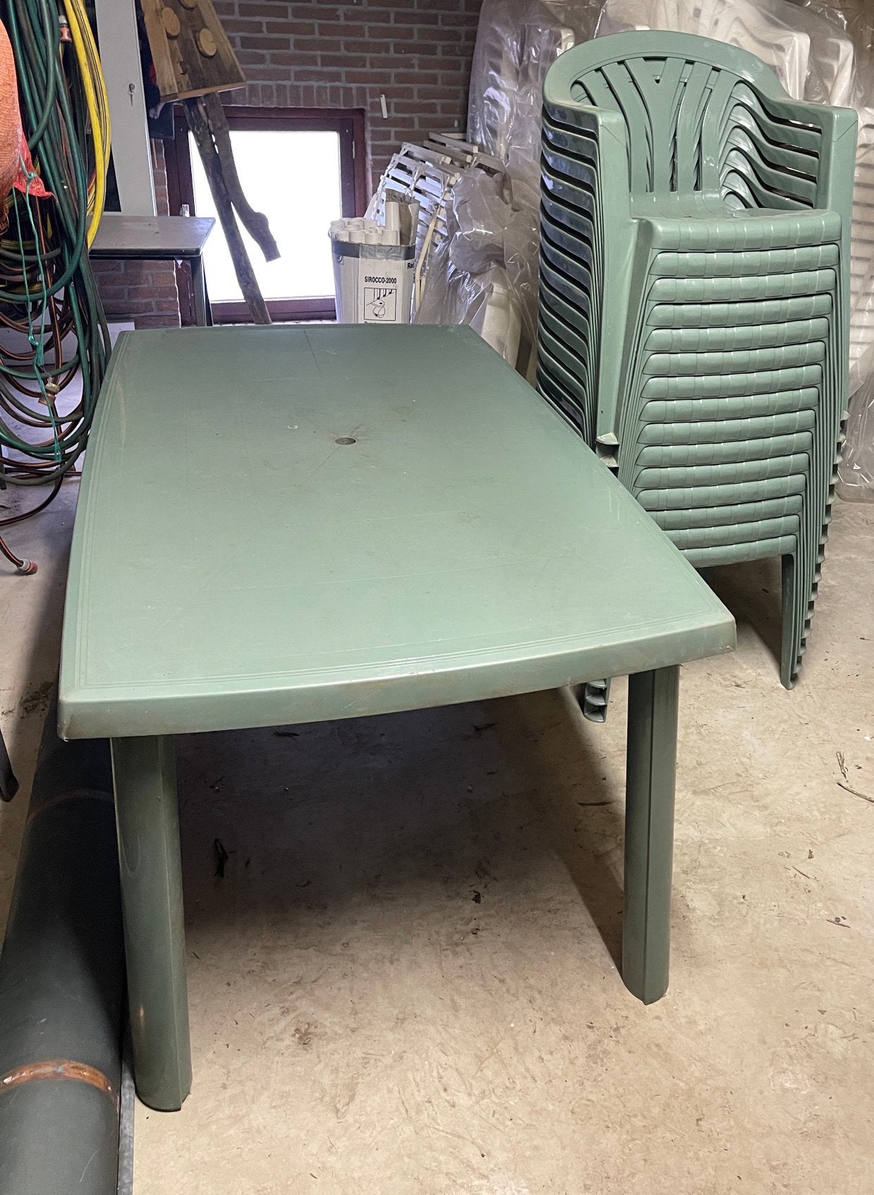 15 groene stapelbare kunstof stoelen en tafel, Tuin en Terras, Ophalen, Gebruikt, Rechthoekig, Kunststof