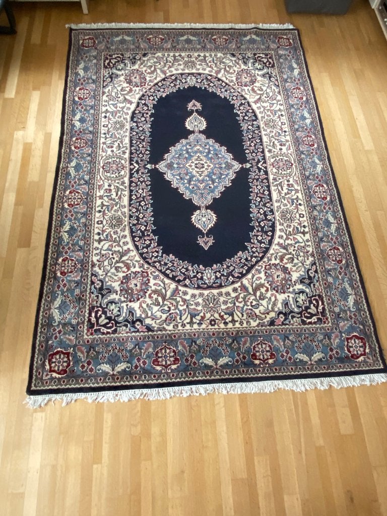 Véritable tapis d'inde- persan, Enlèvement