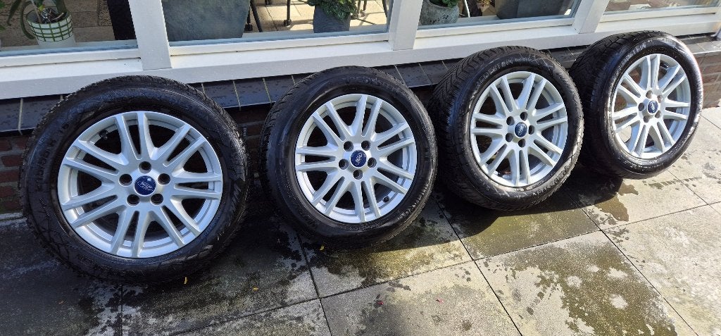 Ford 16 inch velgen 2x 7 mm en 2x 6 mm Vredestein banden, Ophalen, 16 inch, Banden en Velgen, Winterbanden