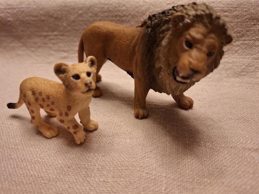Schleich Brullende Leeuw en een bijbehorend leeuwenwelpje, Verzamelen, Ophalen of Verzenden, Zo goed als nieuw, Wild dier, Beeldje of Figuurtje