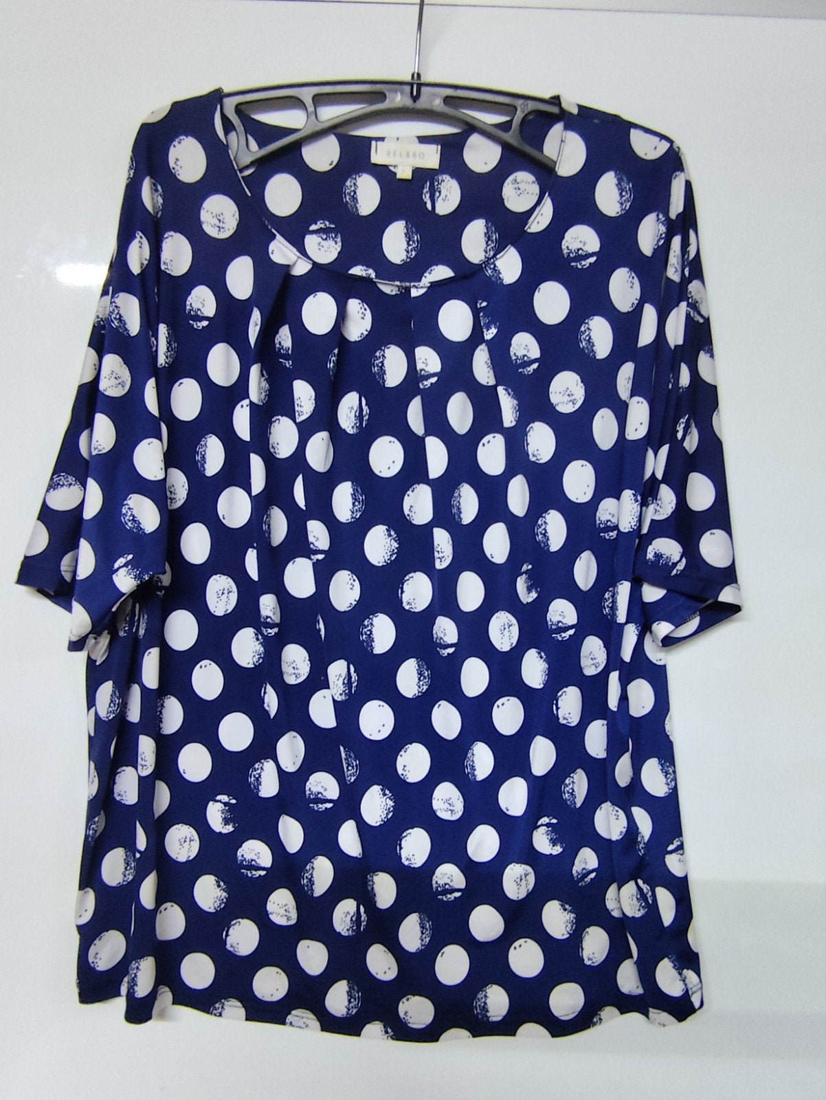 Bloes donker blauw met witte bolletjes en aangeknipte mouw., Ophalen, Blauw
