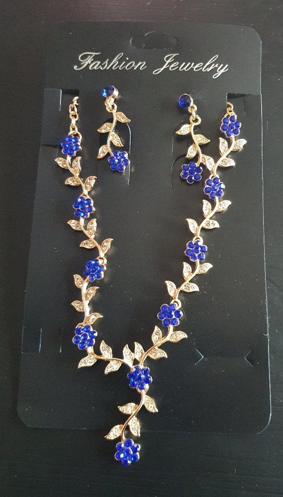 Halsketting en bijpassende oorbellen met bloempjes en strass, Handtassen en Accessoires, Kettingen, Ophalen of Verzenden, Nieuw
