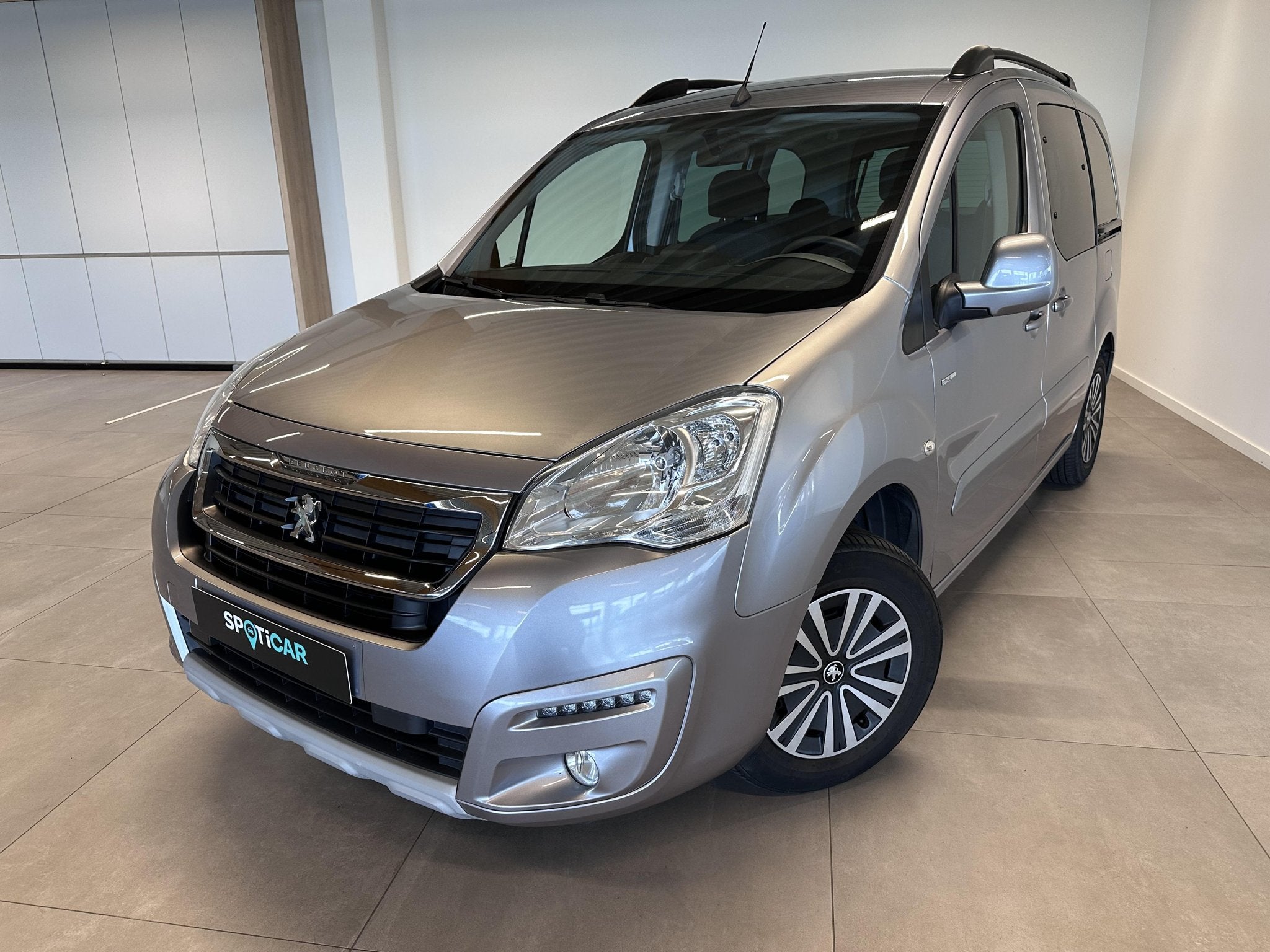Peugeot Partner 1.2 BENZINE 110 PK, Autos, Argent ou Gris, Achat, Euro 6, Entreprise
