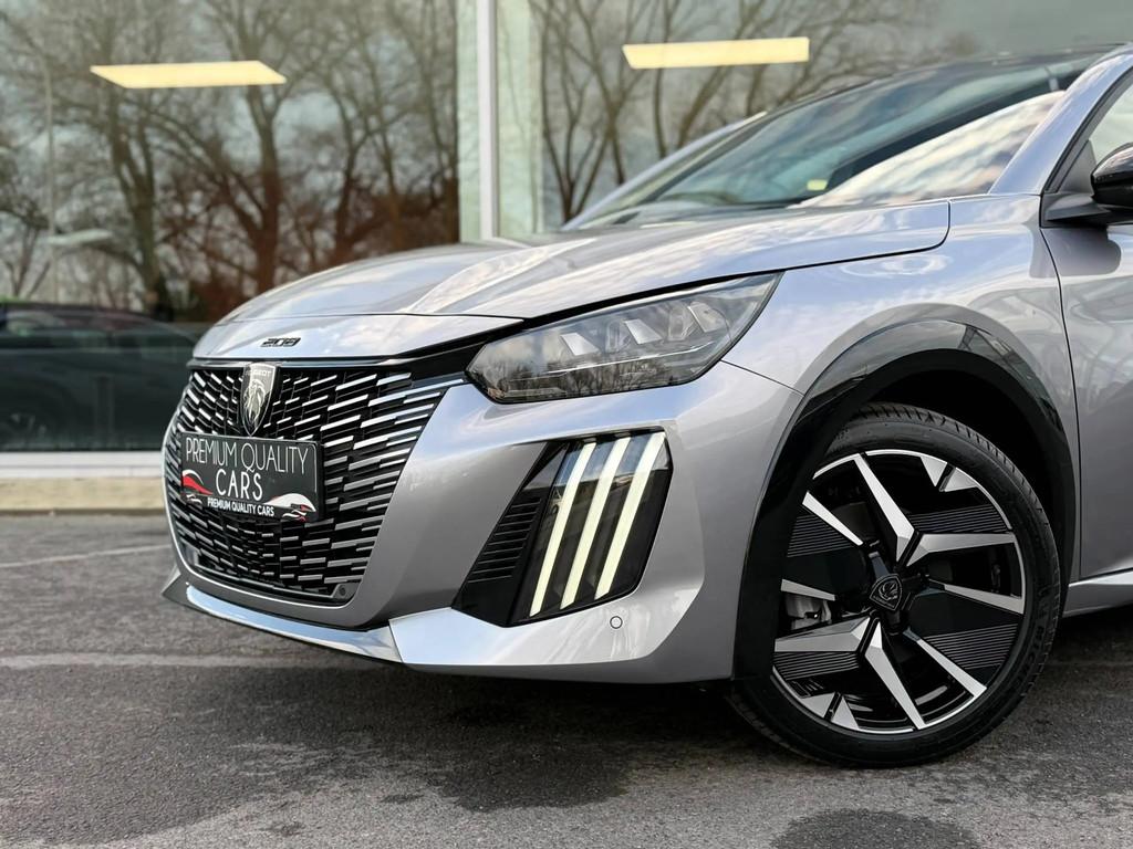 Peugeot 208 GT LINE / NIEUW/ PANO /CARPLAY / CAMERA /KEYLESS, Gebruikt, Zwart, 1199 cc, 136 pk