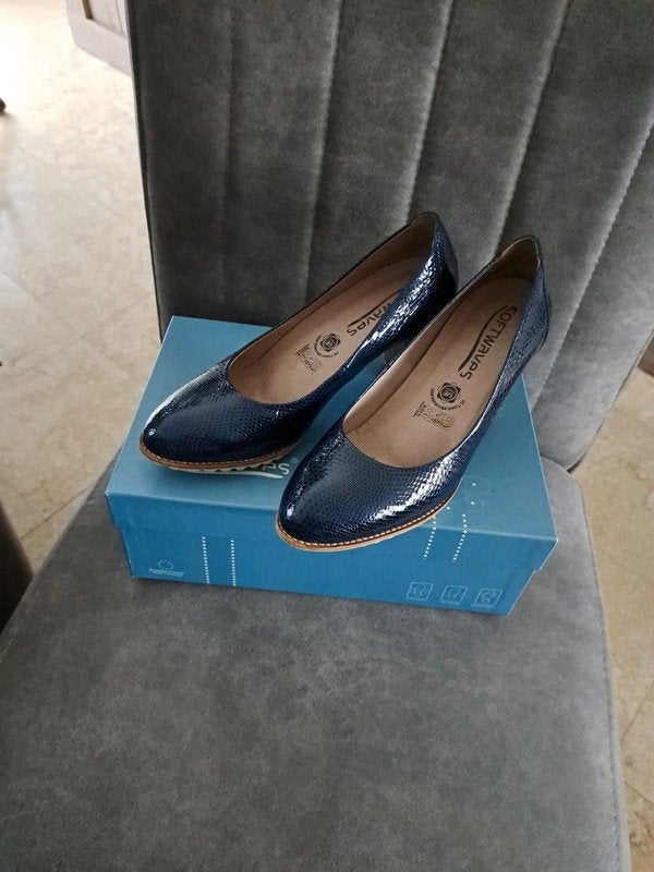 Softwaves donkerblauwe schoenen met hak 37.5, Kleding | Dames, Schoenen, Schoenen met lage hakken, Blauw, Ophalen of Verzenden