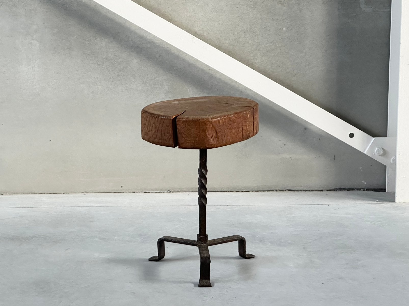 Brutalistische kruk, Enlèvement, Bois