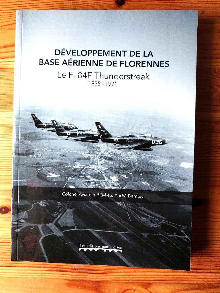 Développement de la base aérienne de Florennes Le F-84F, Verzamelen, Luchtvaart en Vliegtuigspotten, Ophalen of Verzenden, Zo goed als nieuw
