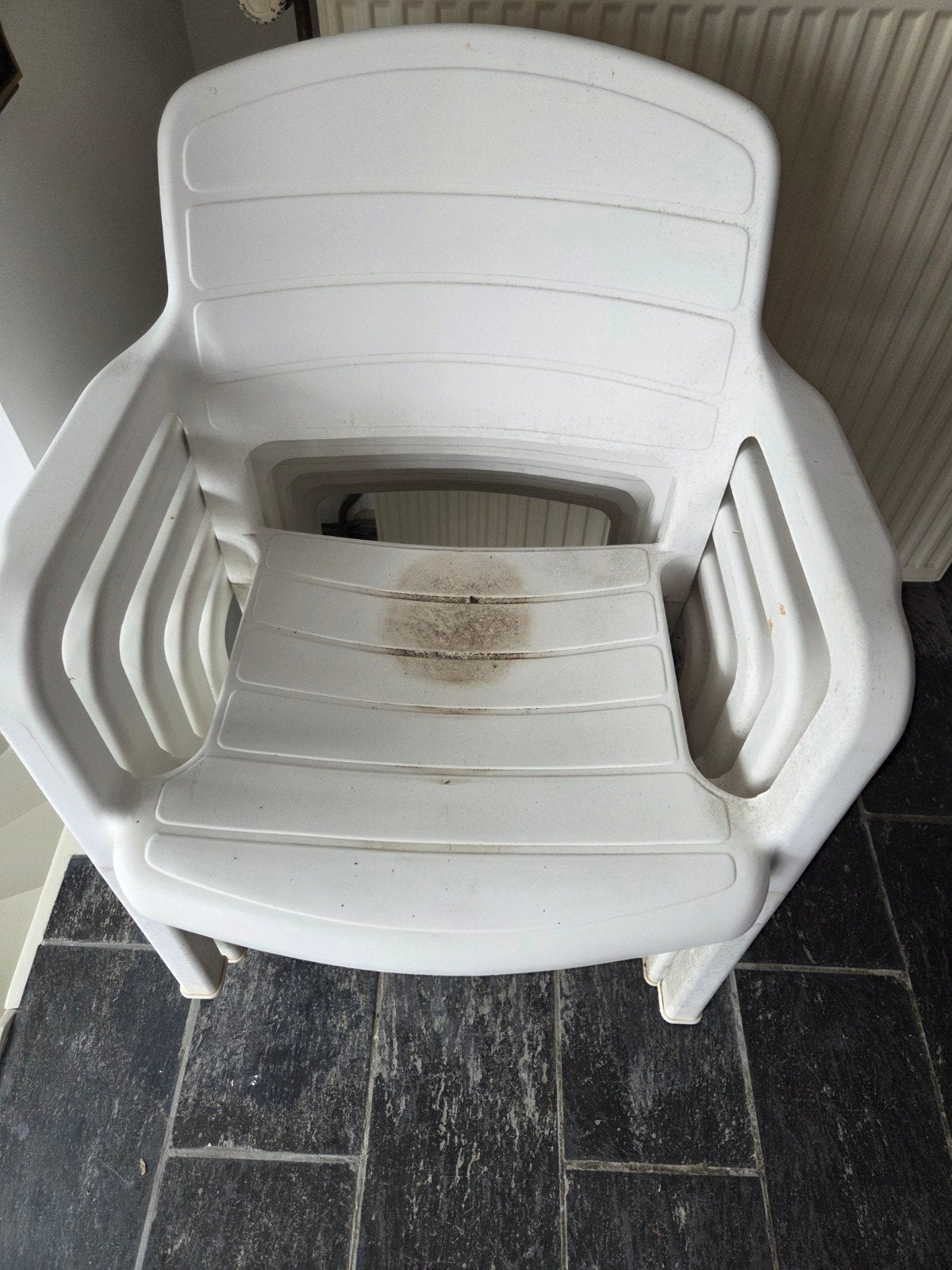 5 witte tuinstoelen, Ophalen