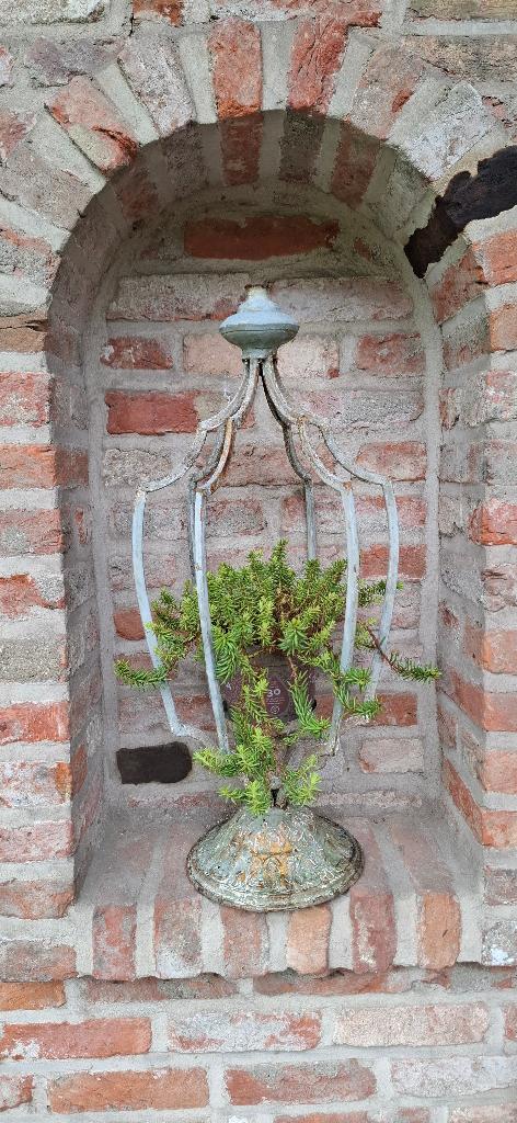 Oude metalen plantenhouder - tuinornament, Ophalen of Verzenden