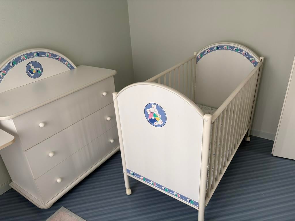 Mooie babykamer “Happy Days” bedje(3standen),commode, kast, Ophalen, Zo goed als nieuw, Jongetje of Meisje