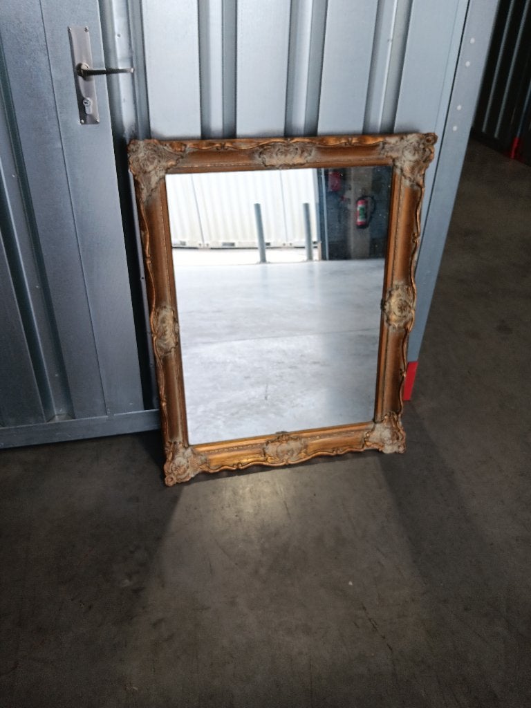 Beau miroir dans un encadrement en bois doré, Maison & Meubles, Moins de 100 cm, Comme neuf, Enlèvement, 50 à 75 cm