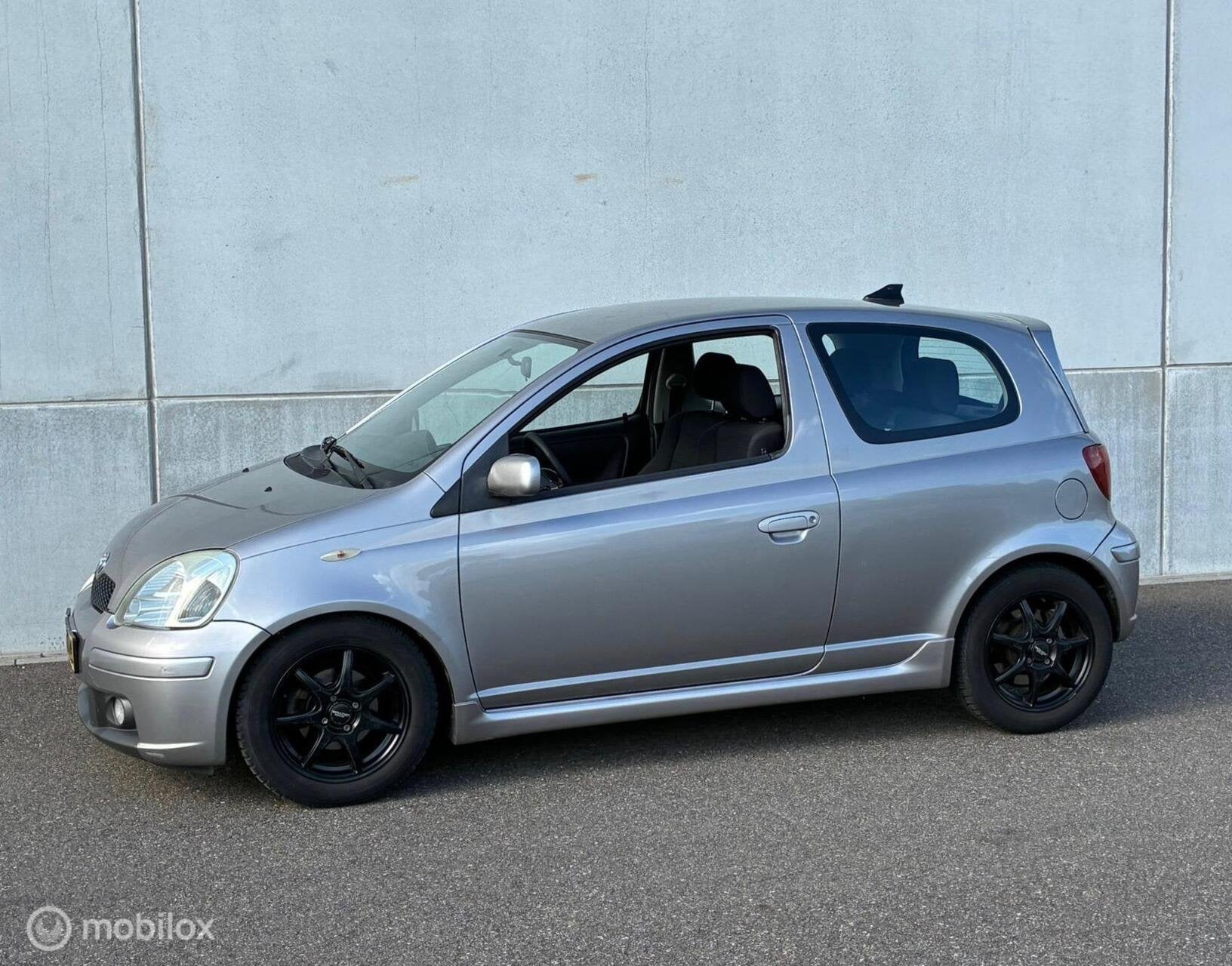 Toyota Yaris 1.5 VVT-i T-Sport AIRCO NAP, Auto's, Airconditioning, Gebruikt, 4 cilinders, Grijs