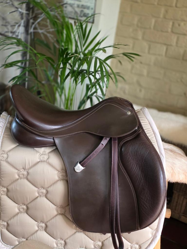 Bates veelzijdigheidszadel 17,5 inch bruin, Dieren en Toebehoren, Paarden en Pony's | Zadels, Ophalen