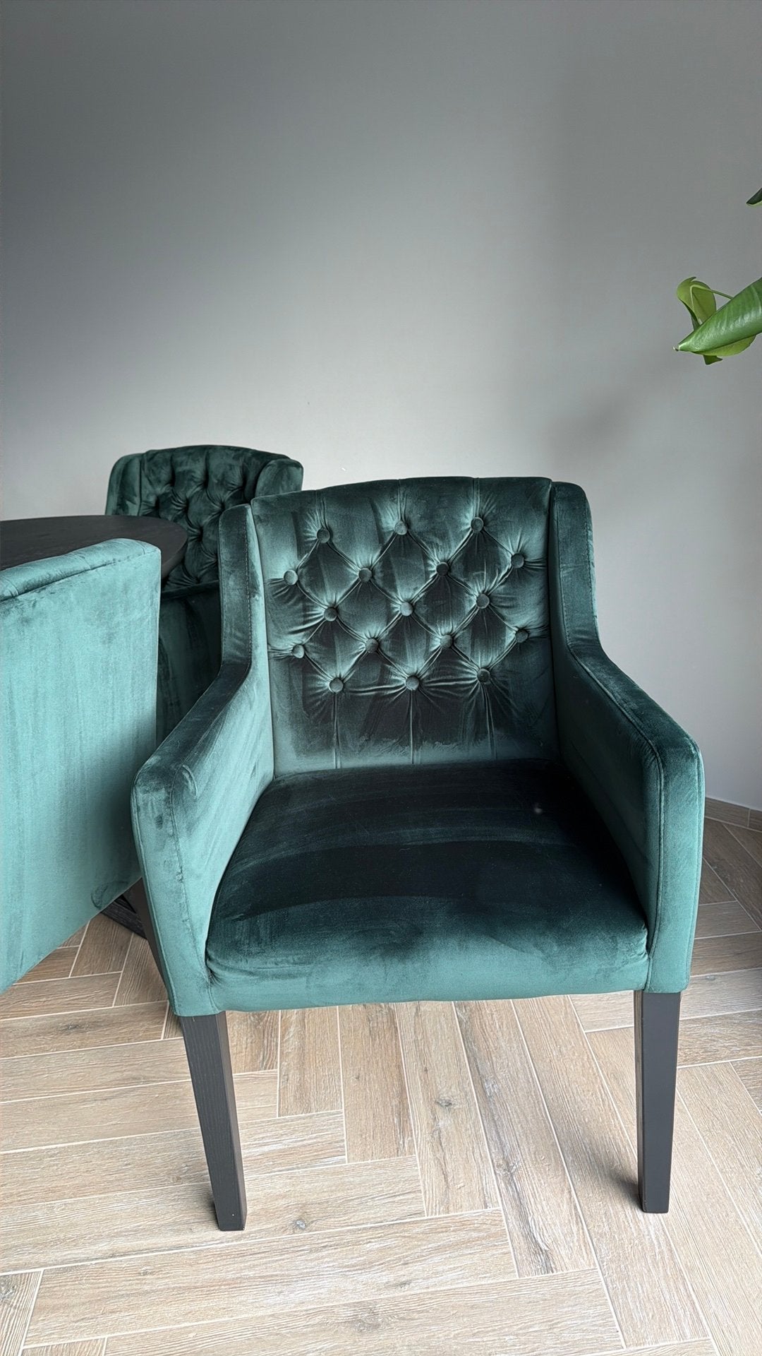 8 Chaises vert en velour possibilite de vendre par 4, Enlèvement, Comme neuf, Bois