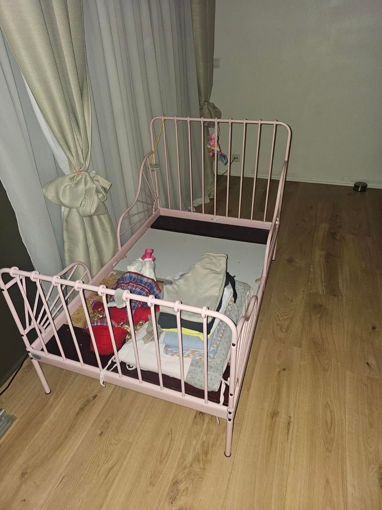 Lit enfant en métal rose avec barrières de sécurité

Descrip, Ophalen, Matras