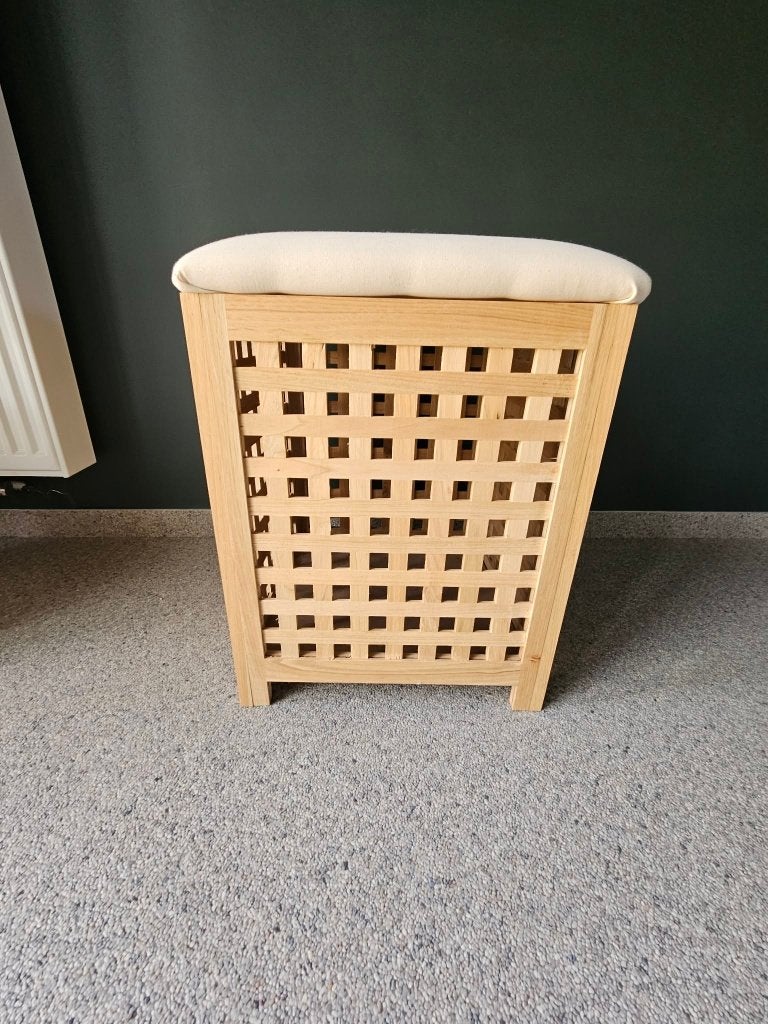wasmand met zitting / kussen, Ophalen, Zo goed als nieuw, Meerkleurig, Wasmand