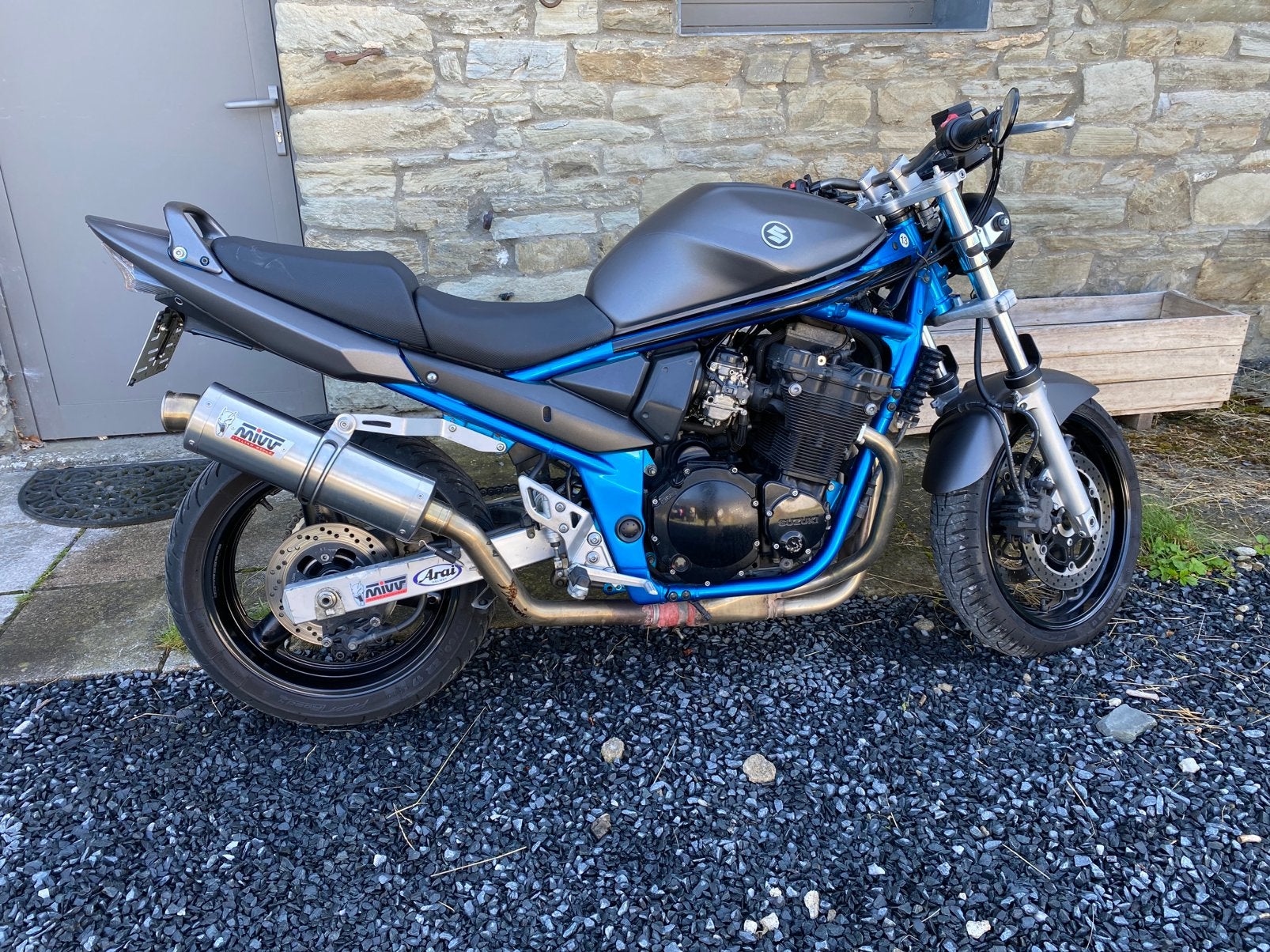 Moto Suzuki 650cc roadster naked bike noir et bleue, Motoren, Motoren | Suzuki, Particulier, Naked bike, 4 cilinders, Nieuw
