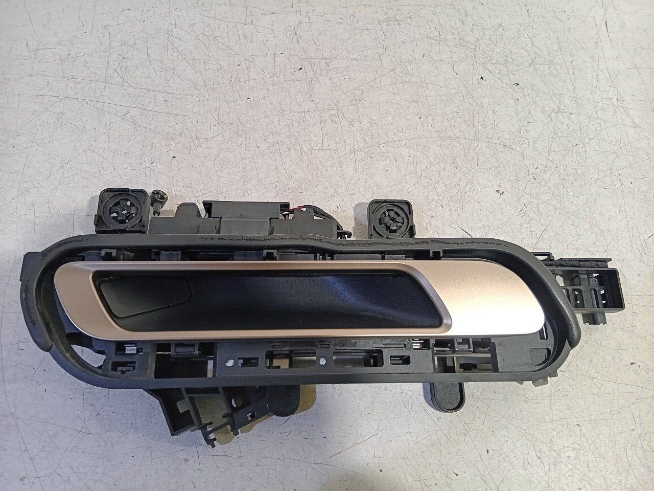 Portiergreep rechts achter BMW iX, Auto-onderdelen, Onderdelen@venauto.nl, Van der Ven Autorecycling B.V., Gebruikt, Ettenseweg 76, 4706 PB Roosendaal, The Netherlands