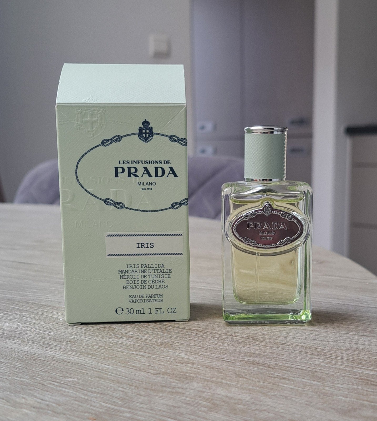 Prada Iris, Ophalen of Verzenden