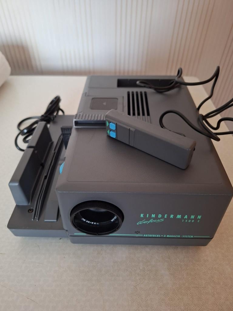 Diaprojector met projectiescherm en -tafel, Ophalen, Gebruikt, Met scherm