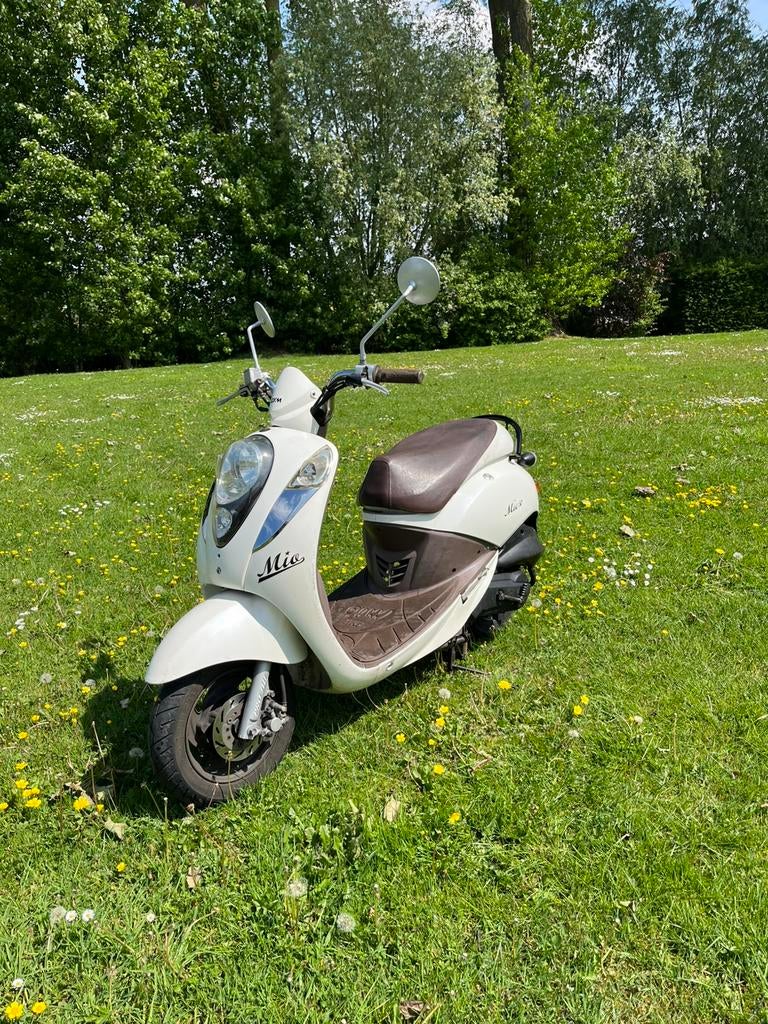 Stijlvolle SYM Mio 50cc scooter – rijklaar Levering mogelijk, Fietsen en Brommers, Mio, Gebruikt, Ophalen of Verzenden, Klasse B (45 km/u)