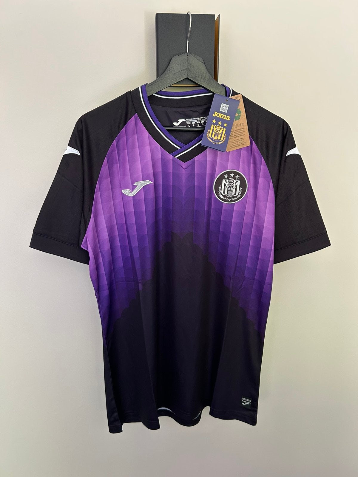 RSC Anderlecht 4th Shirt “Grand Jojo” Tribute 2025/2026, Maat L, Ophalen of Verzenden, Nieuw, Shirt