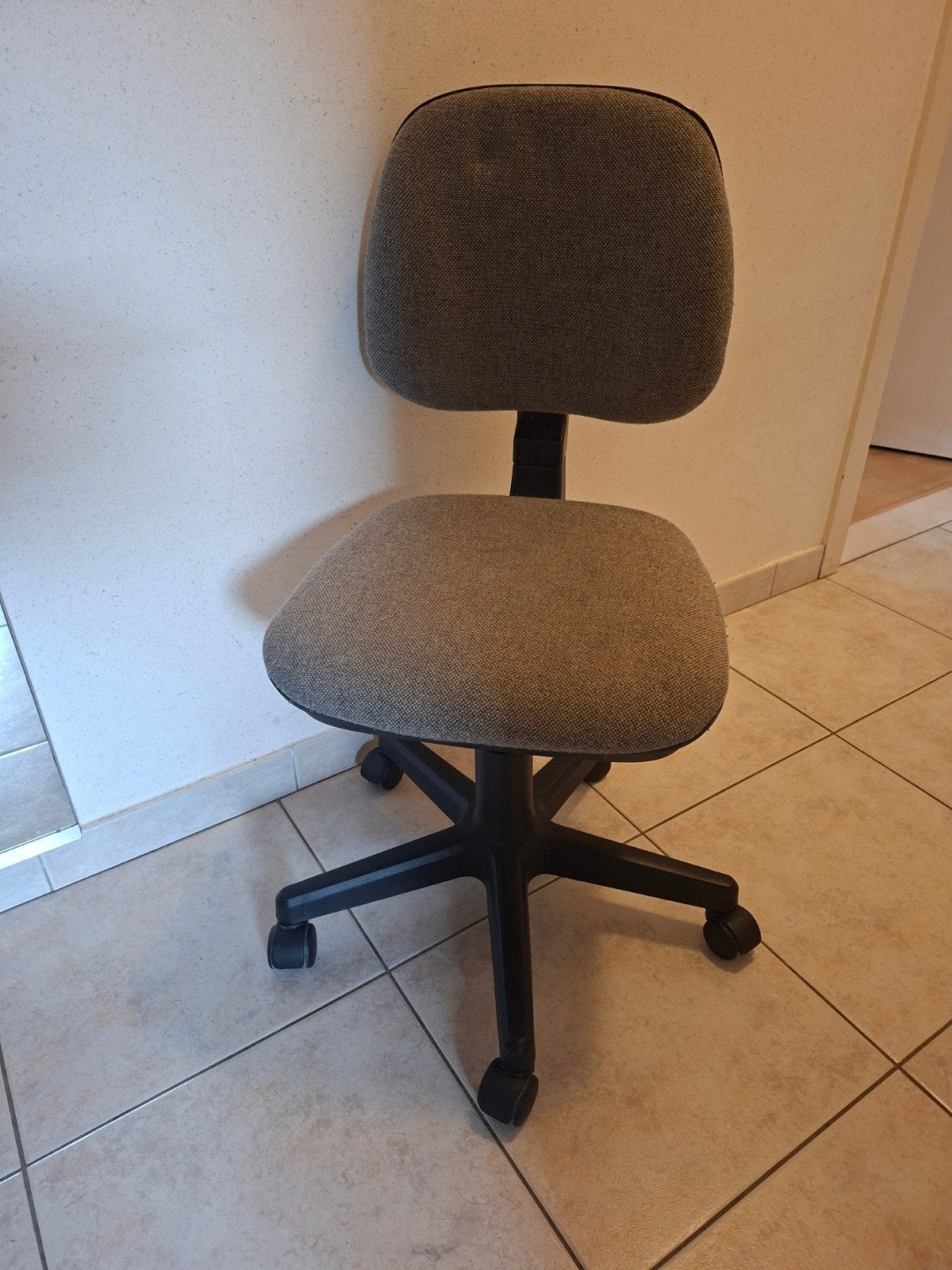 Bureaustoel (twee beschikbaar), Maison & Meubles, Enlèvement, Utilisé, Gris, Chaise de bureau