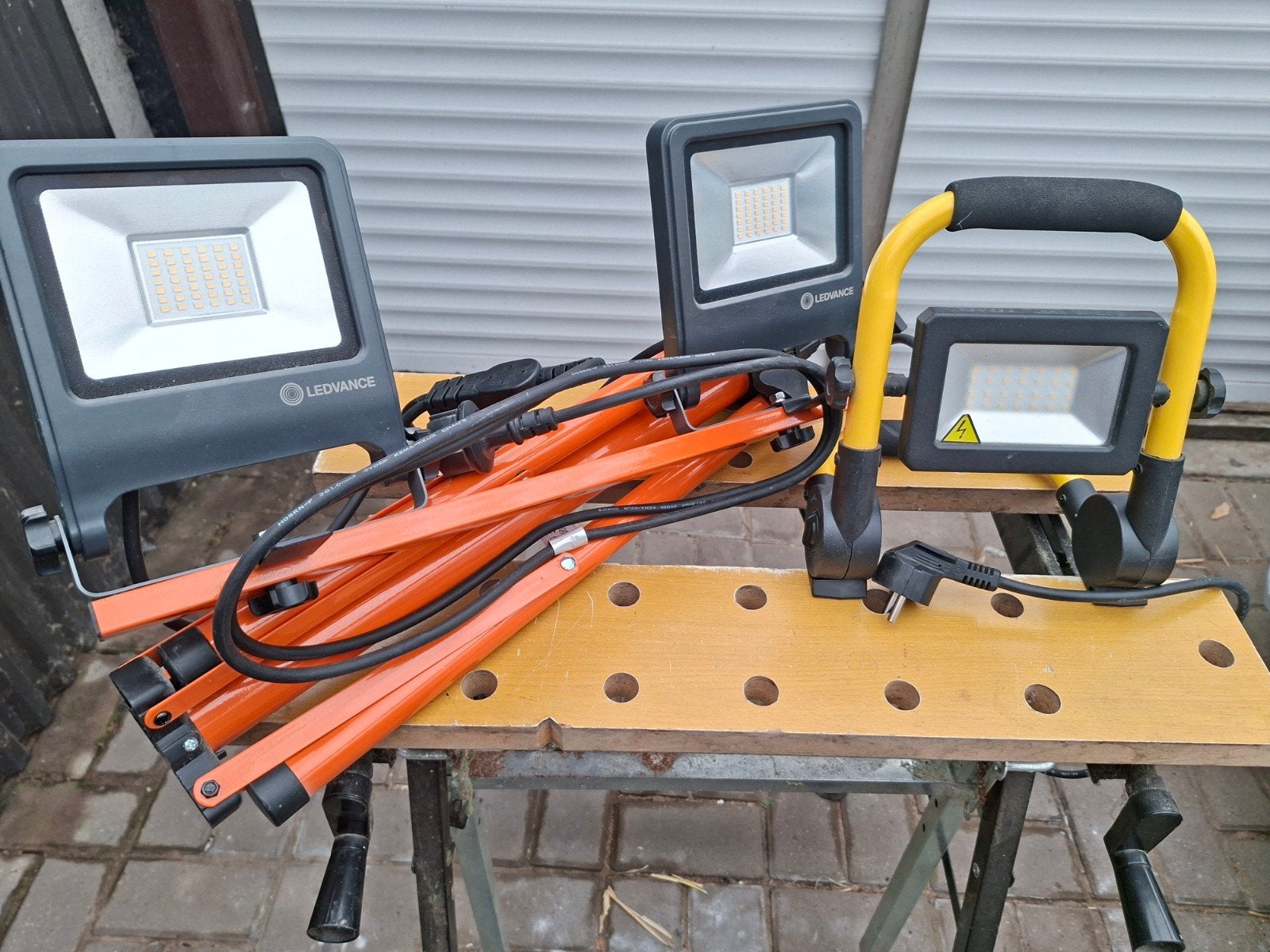 2 LED werklampen, Ophalen