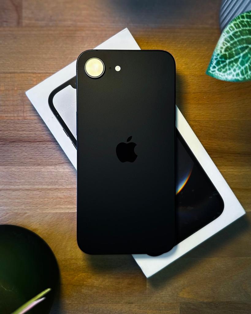 iPhone 16e – NIEUWSTAAT, Telecommunicatie, Mobiele telefoons | Hoesjes en Screenprotectors | Apple iPhone, Zo goed als nieuw, MagSafe