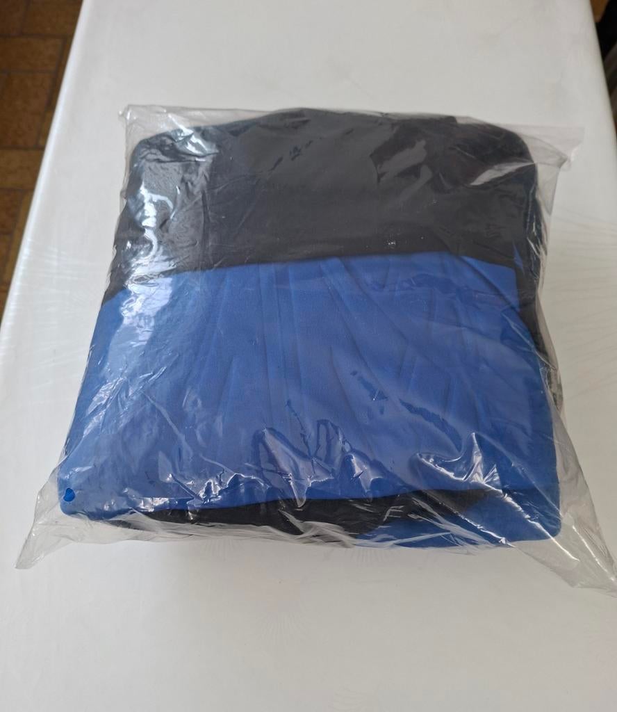 Autohoezen voor- en achterbank. Kleur blauw/zwart. N