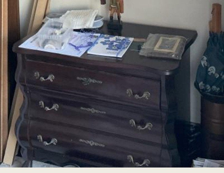 Klassieke houten buikkast / ladekast met sierlijk beslag, Enlèvement