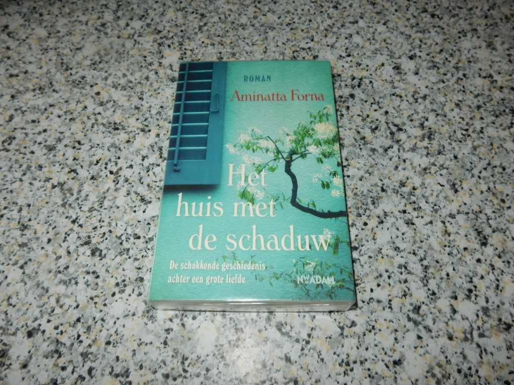 nr.586 - Het huis met de schaduw - Aminatta Forna- roman, Ophalen of Verzenden