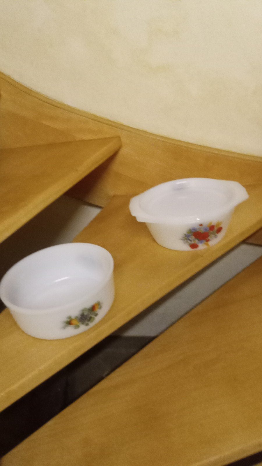 a v2 plat arcopal vinted blanc motifs fleurs et fruits, Enlèvement ou Envoi, Comme neuf, Céramique, Classique