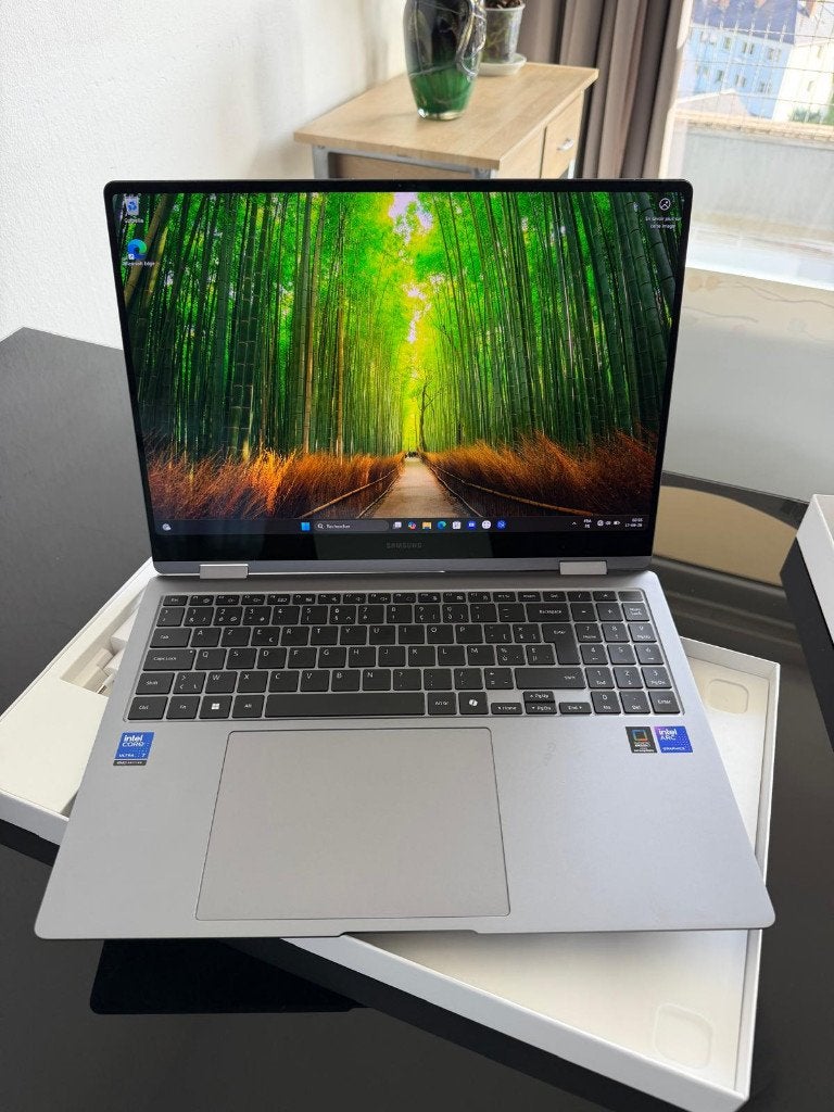 Un ordinateur portable, Neuf, Avec écran tactile, 16 pouces, 4 Ghz ou plus