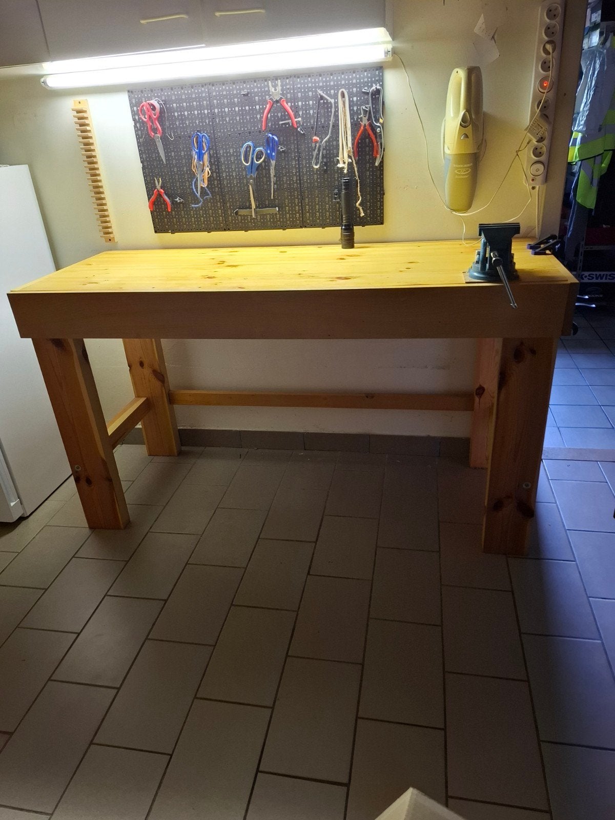 Etabli en hêtre massif avec ou sans étau, Maison & Meubles, Tables | Dessertes, Enlèvement