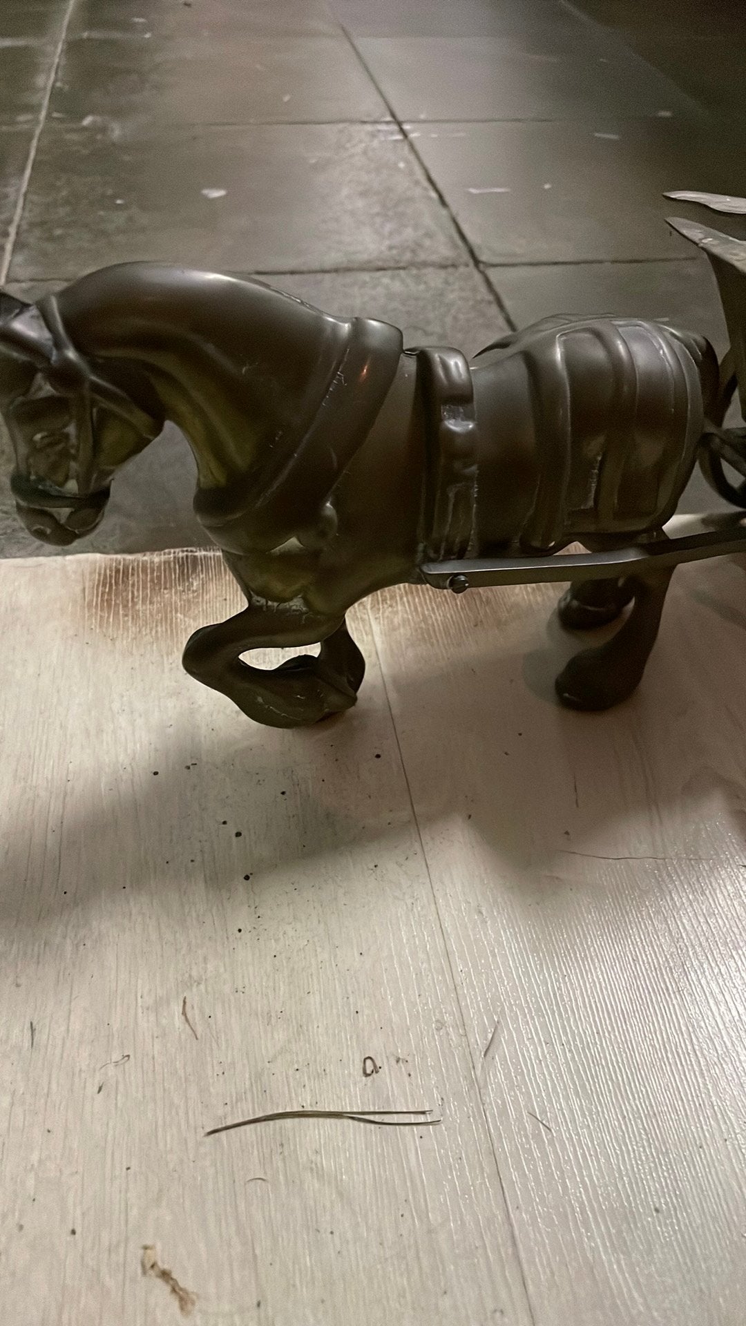 Zwaar decoratief beeld van een paard met kar – bronskleurig, Ophalen, Brons
