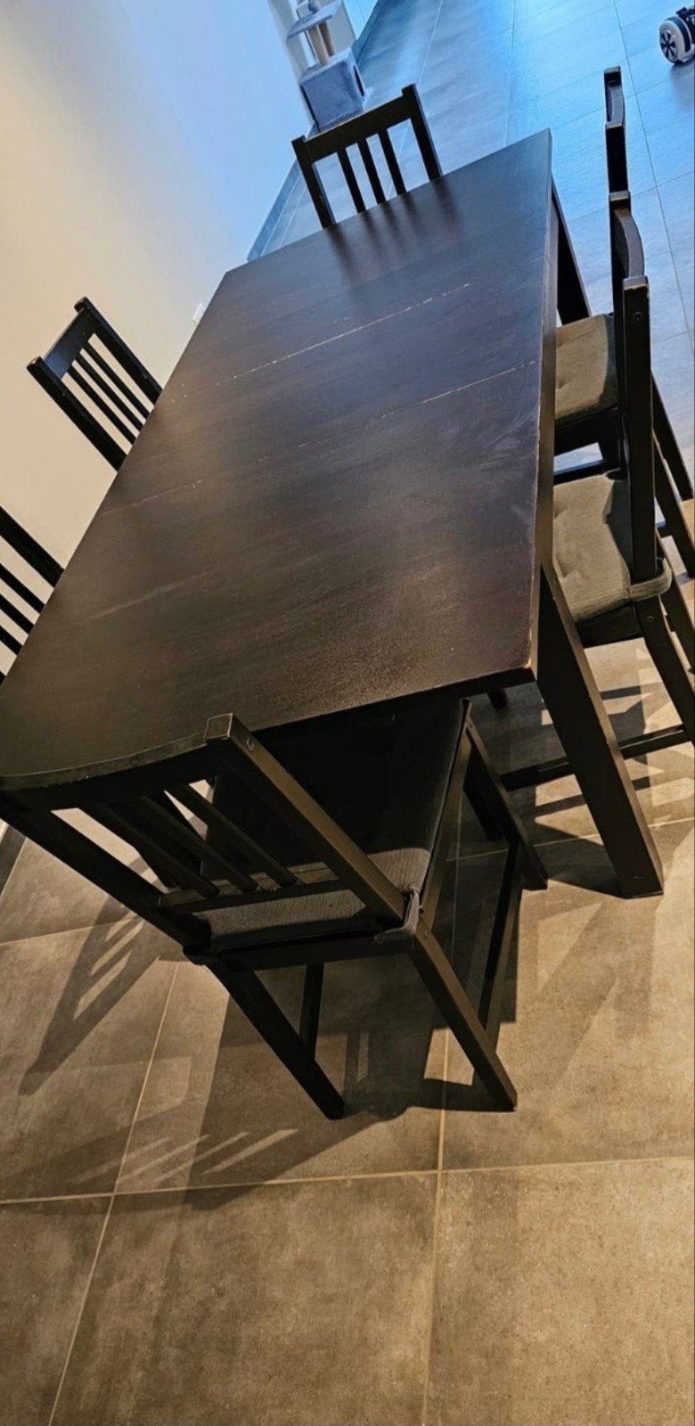 Table extensible de chez Ikea plus les chaises et 3 coussins