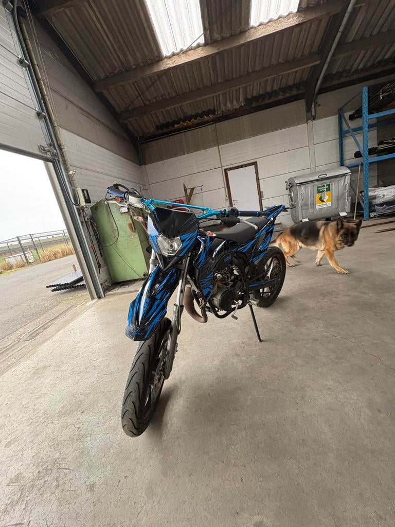 Sherco 50SM blackmoon + helm en bril, Comme neuf, Enlèvement, 50 cm³, Classe B (45 km/h)