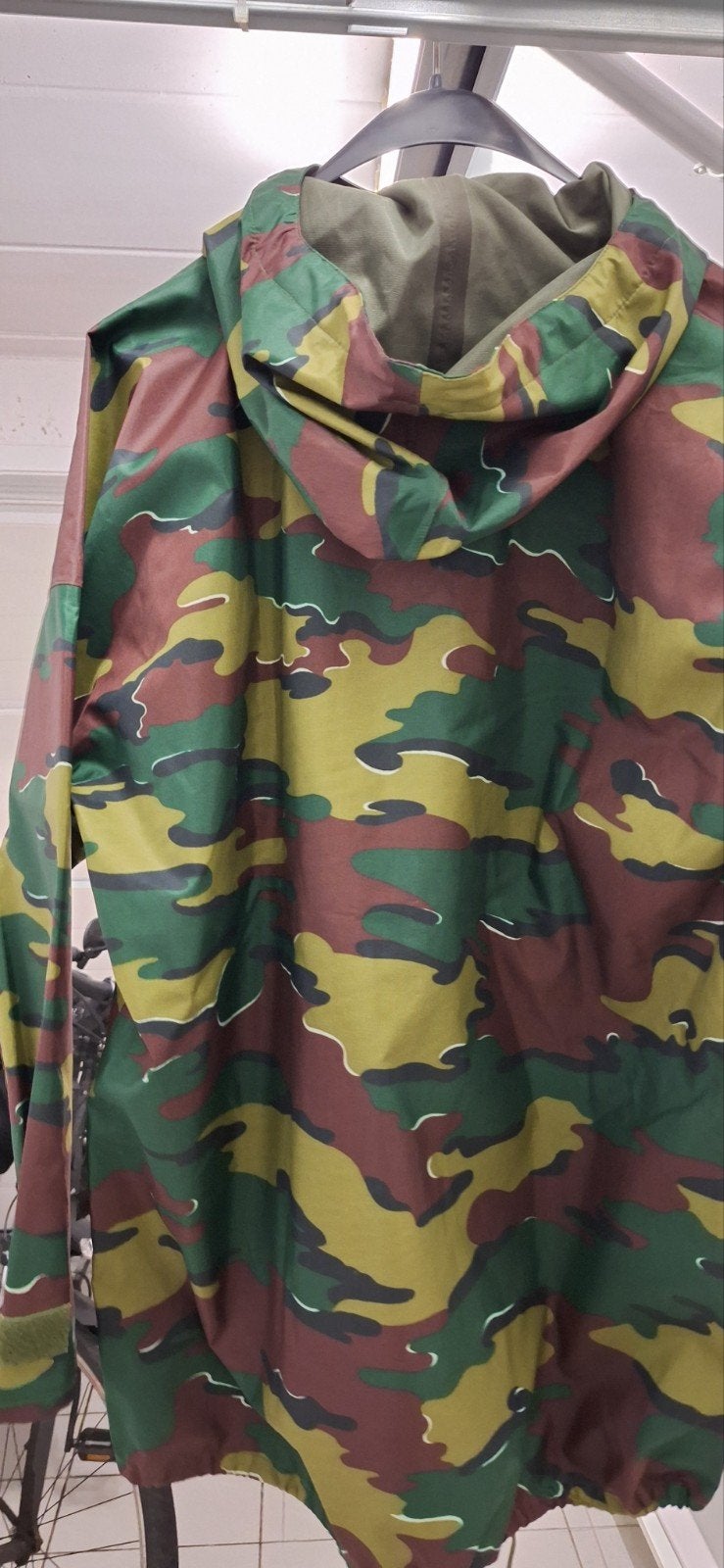 Gecamoufleerde regenjas, Caravanes & Camping, Vêtements de pluie, Enlèvement, Imperméable