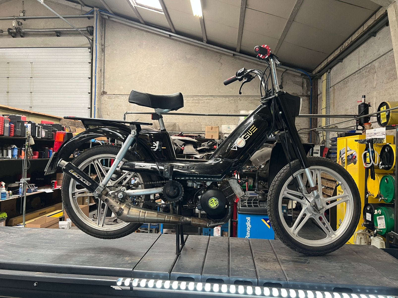 GEZOCHT. Linker zijkap motor Peugeot 103 vogue evolution, Vélos & Vélomoteurs, Enlèvement, Comme neuf