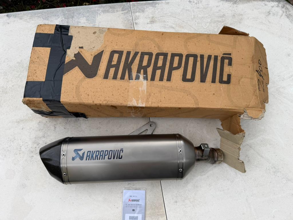 Pot Akrapovič homologué, Enlèvement